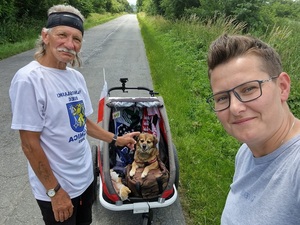 Bieg dookoła Dolnego Śląska w obronie praw zwierząt, na zdjęciu Pan Franciszek, Barbara Deryło i pies Dino