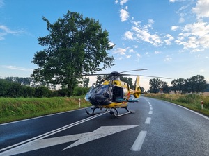 helikopter LPR stojący na drodze