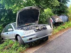 uszkodzone 2 samochody osobowe, które wypadły z drogi do rowu