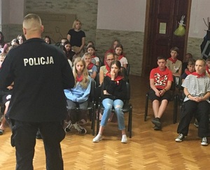 bezpieczne wakacje spotkanie dzielnicowych z dziećmi w miejscowości Bardo