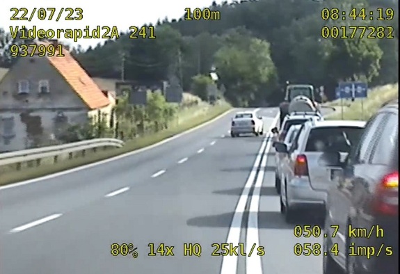 samochód osobowy koloru jasnego nieprawidłowo wyprzedza ciąg pojazdów na DK8