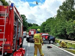 uszkodzone w wyniku wypadku drogowego 2 samochody osobowe na DK8, straż pożarna, helikopter
