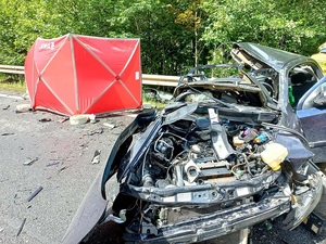 uszkodzony w wyniku wypadku drogowego samochód osobowy