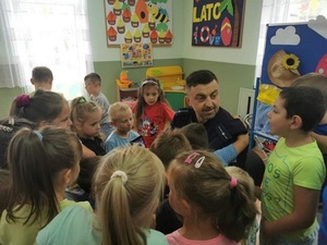 Bezpieczne Wakacje – spotkania dzielnicowych z przedszkolakami