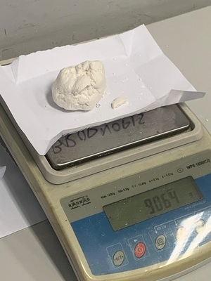 Kilkadziesiąt porcji narkotyków zabezpieczonych przez ząbkowickich policjantów i tymczasowe aresztowanie dla podejrzanego 27-latka