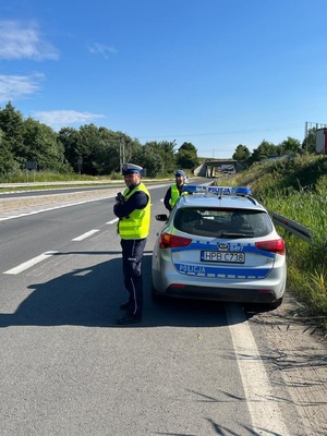 policjanci przy radiowozach
