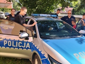 spotkania dzielnicowych z dziećmi przy radiowozie w zw. z akcją bezpieczna droga do szkoły