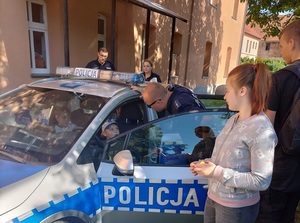 bezpieczna droga do szkoły-spotkania policjantów z dziećmi