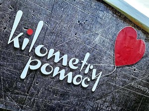 napis na szarym tle kilometry pomocy i czerwone serce
