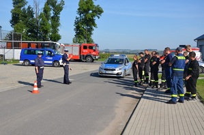 wspólne międzynarodowe ćwiczenia w gminie Stoszowice z zabezpieczenia miejsca zdarzenia i ręcznego kierowania ruchem drogowym policji z OSP