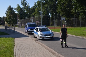 wspólne międzynarodowe ćwiczenia w gminie Stoszowice z zabezpieczenia miejsca zdarzenia i ręcznego kierowania ruchem drogowym policji z OSP