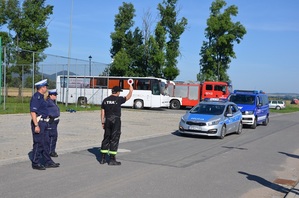 wspólne międzynarodowe ćwiczenia w gminie Stoszowice z zabezpieczenia miejsca zdarzenia i ręcznego kierowania ruchem drogowym policji z OSP