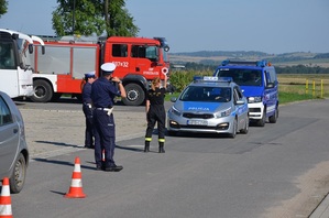 wspólne międzynarodowe ćwiczenia w gminie Stoszowice z zabezpieczenia miejsca zdarzenia i ręcznego kierowania ruchem drogowym policji z OSP