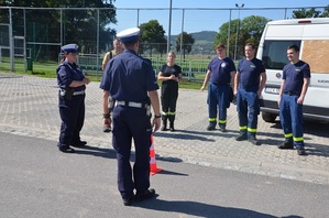 wspólne międzynarodowe ćwiczenia w gminie Stoszowice z zabezpieczenia miejsca zdarzenia i ręcznego kierowania ruchem drogowym policji z OSP
