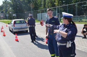 wspólne międzynarodowe ćwiczenia w gminie Stoszowice z zabezpieczenia miejsca zdarzenia i ręcznego kierowania ruchem drogowym policji z OSP