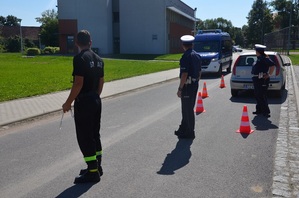 wspólne międzynarodowe ćwiczenia w gminie Stoszowice z zabezpieczenia miejsca zdarzenia i ręcznego kierowania ruchem drogowym policji z OSP