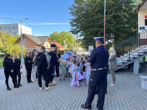 działania ząbkowickich policjantów szkole podstawowej nr 2 w Ziębicach w ramach akcji bezpieczna droga do szkoły, policjant ruchu drogowego przy szkole z dziećmi