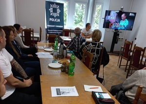 uczestnicy forum dyskusyjnego: policjanci pracownicy banków i seniorzy