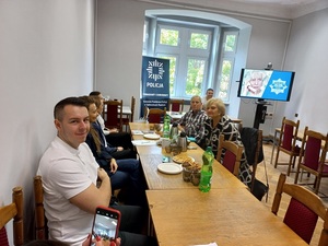 uczestnicy forum dyskusyjnego: policjanci pracownicy banków i seniorzy