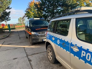 pojazd straży ochrony kolei i radiowóz