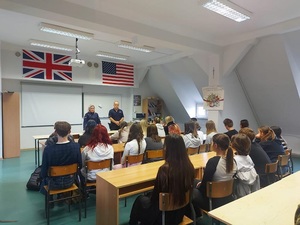spotkanie w szkole z policjantami na temat handlu ludźmi