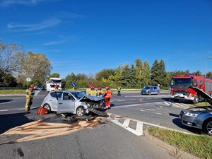 uszkodzone samochody osobowe na skrzyżowaniu ul. Legnickiej z DK8 w Ząbkowicach Śląskich