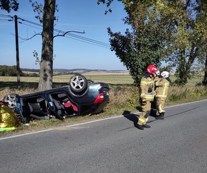 samochód na dachu w wyniku wypadku drogowego