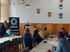 Debata społeczna z udziałem policjantów powiatu ząbkowickiego na temat bezpieczeństwa na terenie ogródków działkowych