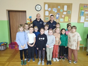 spotkanie kamienickich dzielnicowych z dziećmi w Szkole Podstawowej w Złotym Stoku