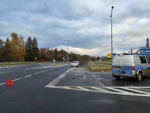 kolizja dwóch samochodów osobowych na DK8 w tle radiowóz