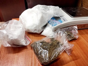 amfetamina i marihuana w workach leżące na stole przy wadze