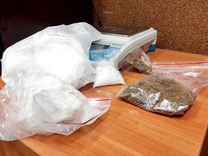 amfetamina i marihuana w workach leżące na stole przy wadze