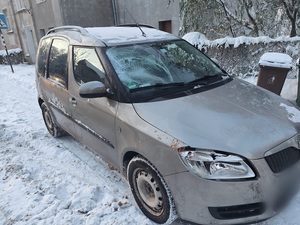 uszkodzony samochód skoda koloru srebrnego