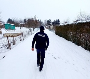 policjant umundurowany w okresie zimowym sprawdza miejsca przebywania bezdomnych lub osób narażonych na wychłodzenie