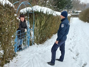 policjant umundurowany w okresie zimowym sprawdza miejsca przebywania bezdomnych lub osób narażonych na wychłodzenie