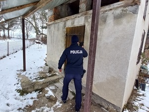 policjant umundurowany w okresie zimowym sprawdza miejsca przebywania bezdomnych lub osób narażonych na wychłodzenie
