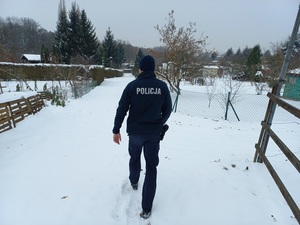 policjant umundurowany w okresie zimowym sprawdza miejsca przebywania bezdomnych lub osób narażonych na wychłodzenie