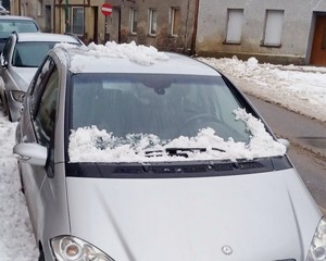 Pamiętajmy o obowiązku odśnieżania dachów, chodników i samochodów!