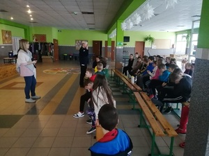 spotkanie policjantów z dziećmi w szkole podstawowej w Ciepłowodach
