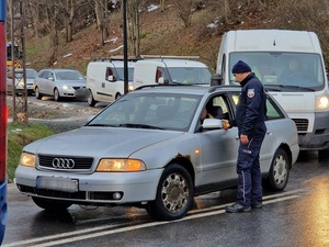 działania alkohol i narkotyki prowadzone przez policjantów na drogach powiatu ząbkowickiego: badania kierowców na stan trzeźwości