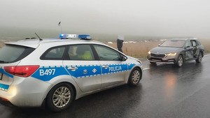 Trudne warunki pogodowe na drogach powiatu. Mgła, ograniczona widoczność - Kierowco zdejmij nogę z gazu!