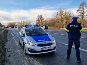 umundurowany policjant na drodze K8