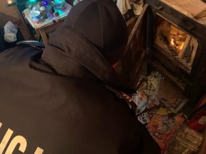 policjanci z Kamieńca Ząbkowickiego sprawdzają miejsca w których mogą znajdować się osoby potrzebujące pomocy w ramach akcji Zima