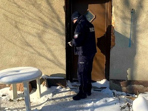policjanci z Kamieńca Ząbkowickiego sprawdzają miejsca w których mogą znajdować się osoby potrzebujące pomocy w ramach akcji Zima