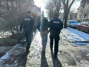 Policja zatrzymała 42-latka za groźby, uszkodzenie mienia i posiadanie narkotyków