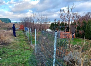 ogródki działkowe, dzień, zima, policjant , skradzione elementy ogrodzenia metalowego i wiaty