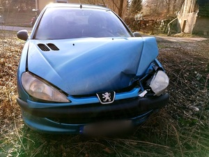 uszkodzony samochodód Peugeot 206 koloru niebieskiego