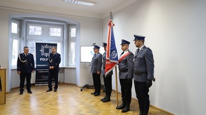 odbywająca się w pomieszczeniu w budynku Komendy Powiatowej Policji w Ząbkowicach Ślaskich uroczysta zbiórka z okazji powierzenia obowiązków I Zastępcy Komendanta Powiatowego Policji w Ząbkowicach Śl., wraz z pocztem sztandarowym