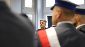 odbywająca się w pomieszczeniu w budynku Komendy Powiatowej Policji w Ząbkowicach Ślaskich uroczysta zbiórka z okazji powierzenia obowiązków I Zastępcy Komendanta Powiatowego Policji w Ząbkowicach Śl.