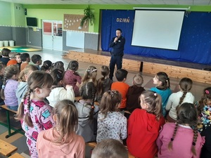 spotkanie dzieci w Szkole Podstawowej w Ciepłowodach z policjantami i lekcja profilaktyczna na temat cyberbezpieczeństwa i cyberprzemocy